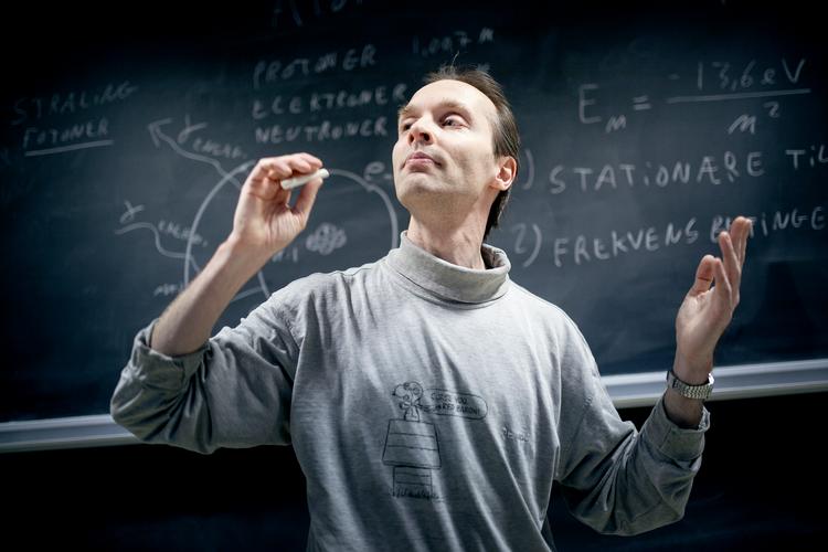 Henning Afzelius vandt Undervisningsprisen i 2014 for sin evne til at få matematiske formler, det periodiske system og stjernerne på himlen til at give mening for unge gymnasieelever på Nørre Gymnasium i Brønshøj. Foto: Daniel Hjorth/POLFOTO