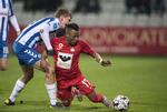 OB's Mathias Greve fælder Esbjergs Emmanuel Oti Essigba i kvartfinalen i Sydbank Pokalen, der blev spillet i Odense. Hjemmeholdet fik en sejr efter straffesparkskonkurrence.   Foto: Claus Fisker/Ritzau Scanpix