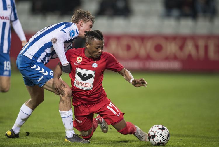 OB's Mathias Greve fælder Esbjergs Emmanuel Oti Essigba i kvartfinalen i Sydbank Pokalen, der blev spillet i Odense. Hjemmeholdet fik en sejr efter straffesparkskonkurrence.   Foto: Claus Fisker/Ritzau Scanpix