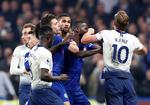 Tottenhams Harry Kane i nærkontakt med Chelseas Ruben Loftus-Cheek. Chelsea vandt kampen 2-0.  Foto: Paul Childs/Ritzau Scanpix