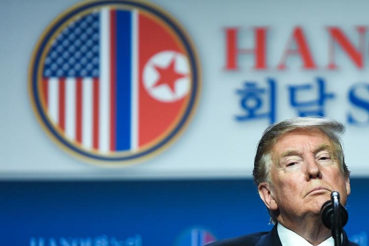 Donald Trump listens lytter til spørgsmål fra verdenspresen efter det sammenbrudte topmøde i Vietnam mellem USA og Nordkorea. Foto: Saul Loeb/Ritzau Scanpix