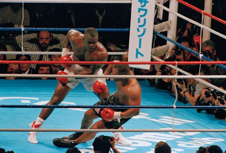 James 'Buster' Douglas slår Mike Tyson ud og vinder verdensmesterskabet. Han tabte dog titlen allerede i sin næste kamp.
   Foto: Tsugufumi Matsumoto/Ritzau Scanpix
