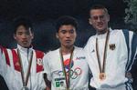 Sølvinder Koichi Morishita fra Japan (tv.) og den tyske braonzevinder Stephan Freigang flankerer den olympiske mester Young-Cho Hwangfra Sydkorea. Foto: Deither Endlicher/Ritzau Scanpix
