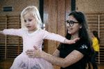 I starten var syriske Aya Othman gymnast. I dag er hun hjælpetræner sammen med sine veninder en gang om ugen.  Foto: Jens Hartmann Schmidt/POLFOTO
