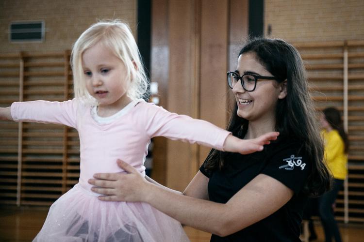 I starten var syriske Aya Othman gymnast. I dag er hun hjælpetræner sammen med sine veninder en gang om ugen.  Foto: Jens Hartmann Schmidt/POLFOTO