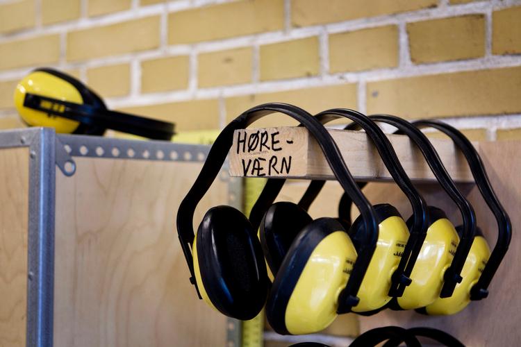 »Lydniveauet på de københavnske restauranter er grotesk højt«, skriver Ibyens klummeskribent. Hvis ikke det var fordi, man tager ud for at spise OG tale, kunne man fristes til at medbringe høreværn.
   Foto: Sisse Dupont/POLFOTO