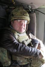 Claus Hjort Frederiksen har iklædt sig hjelm og skudsikker vest til helikoptertransport rundt til Kabuls militære lokaliteter. Han håber på en fredsløsning, men erkender risikoen for, at Taleban lover en masse under forhandlingerne, som de kan løbe fra, når en aftale er i hus og den internationale tilstedeværelse er reduceret. »Man skal sikre, at der vil være soldater og tropper tilbage, som kan påse, at de her skridt, der vil blive aftalt, bliver overholdt«, siger han.  Foto: Kristian Klarskov