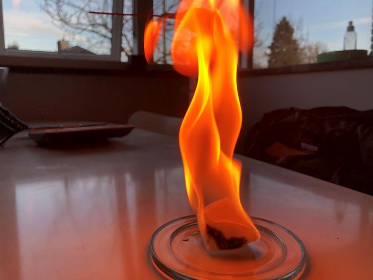 Har man ikke styr på beholdningen af optændingsblokke, når vi lige om lidt skal grille igen, har man hjælp ved hånden med WD 40. Bagsiden sprøjtede et pænt lag WD 40 på en vatrondel, og den brændte overraskende effektivt.  Der står også 'Ekstremt brandfarligt' på spraydåsen. Ilden kan slukkes med vand. 