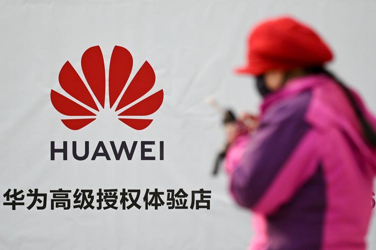 Kvinde foran en Huawei-butik i Beijing. Foto: Wang Zhao / AFP.
   Foto: Wang Zhao/Ritzau Scanpix