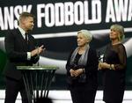 Sådan så det ud, da Susanne Augustesen (i midten) og Lone Smidt Nielsen (til højre) blev optaget i fodboldens Hall of Fame i 2017. Til venstre showets vært, den store målmand Peter Schmeichel, der selv er kommet ind i fodboldens svar på Valhalla. Foto: Lars Poulsen/POLFOTO