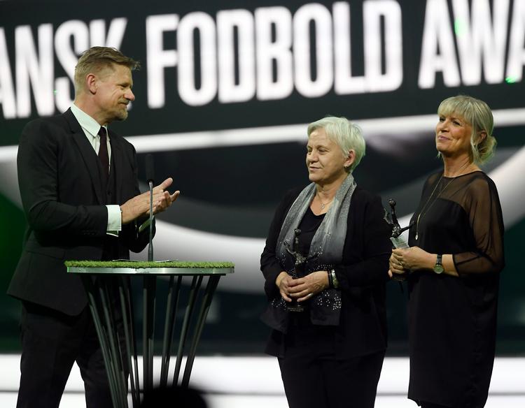 Sådan så det ud, da Susanne Augustesen (i midten) og Lone Smidt Nielsen (til højre) blev optaget i fodboldens Hall of Fame i 2017. Til venstre showets vært, den store målmand Peter Schmeichel, der selv er kommet ind i fodboldens svar på Valhalla. Foto: Lars Poulsen/POLFOTO
