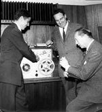 To berømte danske Hansen'er mødes i studiet i Danmarks Radio. Til højre er det ’stemmen’ Gunnar Nu Hansen, i midten er det fodboldspilleren John Hansen og til venstre en glad radiotekniker, hvis navn ikke er oplyst. Foto: Christen Hansen/POLFOTO