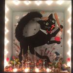 Den aktuelle udstilling i vinduespartiet på Eiffel Bar er fastelavn, hvor fastelavnskatten selv går til kamp. Privatfoto Julie Kyhl