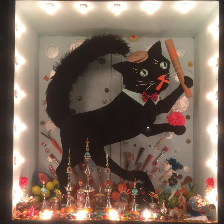 Den aktuelle udstilling i vinduespartiet på Eiffel Bar er fastelavn, hvor fastelavnskatten selv går til kamp. Privatfoto Julie Kyhl