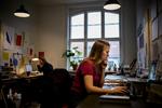 
Johanne Aarup Hansen er uddannet fra designskolen i Kolding for otte år siden, og levet som freelancer siden. Udgangspunkter for hendes arbejdsliv er et kontorfællesskab i Christianshavns Beboerhus.
   Foto: Mads Nissen/POLFOTO