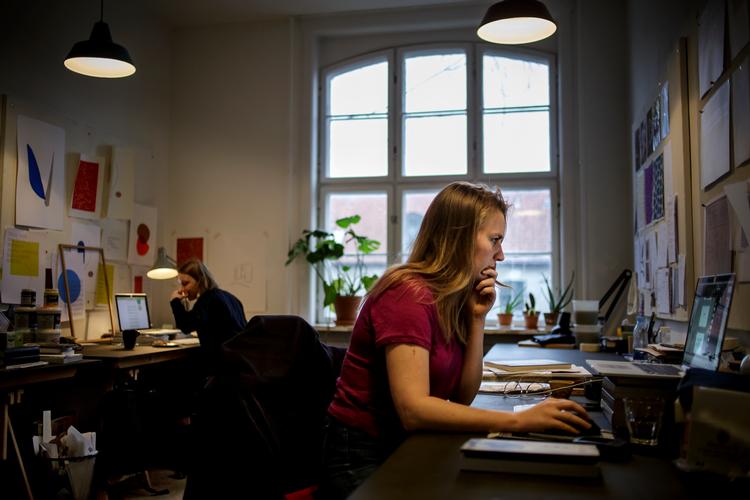
Johanne Aarup Hansen er uddannet fra designskolen i Kolding for otte år siden, og levet som freelancer siden. Udgangspunkter for hendes arbejdsliv er et kontorfællesskab i Christianshavns Beboerhus.
   Foto: Mads Nissen/POLFOTO