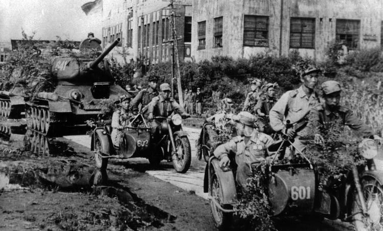 I dette billede fra Korean Central nyhedsbureau ser man tropper fra Nordkorea under Korea-krigen.  Foto: Anonymous/Ritzau Scanpix