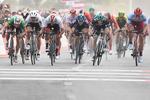 På billedet kan det være vanskeligt at fastslå rækkefølgen på dagens etape, men helt ude til venstre suser Elia Viviani først over stregen. Nr. 2 til højre for ham er Fernado Gaviria på andenpladsen, mens Marcel Kittel helt ude til højre bliver nr. 3. Til venstre for ham bliver Sam Bennett nr. 4, mens rytteren i hvidt lige til højre for Viviani er Reinhardt Janse van Rensburg på femtepladsen. Sky-rytteren er Kristoffer Halvorsen, som bliver nr. 7. Foto: LaPresse/Ferrari-Paolone. 