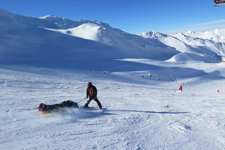Et sammenstød på pisten kan ende med en tur med 'bananen' (her skipatruljen i Val Thorens) og et dyrt efterspil.  Arkivfoto Kristian Klarskov