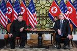 
Topmødet mellem Nordkoreas leder, Kim Jong-un (t.v.), og USA's præsident, Donald Trump, i Hanoi, Vietnam,var lagt an til at blive en stor løsning på en ophedet konflikt mellem de to lande, hvor de to statsledere skulle underskrive en aftale om, at Nordkorea vil afruste sine atomvåben. Men topmødet blev brat afbrudt, og ingen ny dato er sat. Foto: Saul Loeb/Ritzau Scanpix