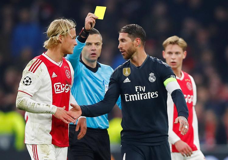 Her er situationen 13. februar, hvor Sergio Ramos får sit gule kort efter en tackling mod danske Kasper Dolberg. Dengang var han glad for advarslen, men det er slut med det.     Foto: Wolfgang Rattay/Ritzau Scanpix