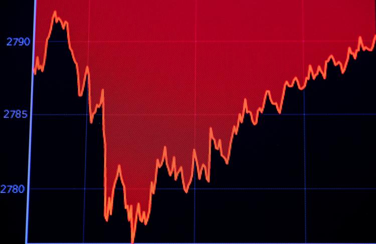 
    I dag er det svært overhovedet at få renter af sin opsparing i banken. Derfor kan aktier være et alternativ.
REUTERS/Brendan McDermid
   Foto: Brendan Mcdermid/Ritzau Scanpix