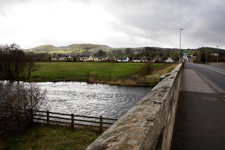 Grænsen mellem Nordirland og Irland kan trækkes et sted i floden mellem de to byer Belcoo og Blacklion. Foto: Finn Frandsen/POLFOTO