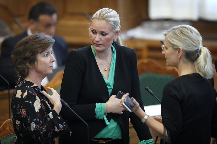 Der var en hemmelig og ubuden gæst med, da Venstres gruppeformand, Karen Ellemann, og partiets politiske ordfører, Britt Bager, i august sidste år holdt deres daglige morgenmøder over telefonen med ansatte i partiets pressetjeneste.
Det fortæller Ekstra Bladet. Foto: Jens Dresling/POLFOTO