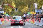 Søren Kragh Andersen i siudste sæsons herlige jubelstund, da han kørte sejrrigt over målstregen i Paris-Tours. Foto: A.S.O. 