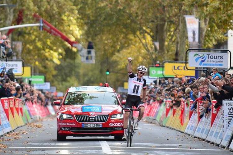 Søren Kragh Andersen i siudste sæsons herlige jubelstund, da han kørte sejrrigt over målstregen i Paris-Tours. Foto: A.S.O. 
