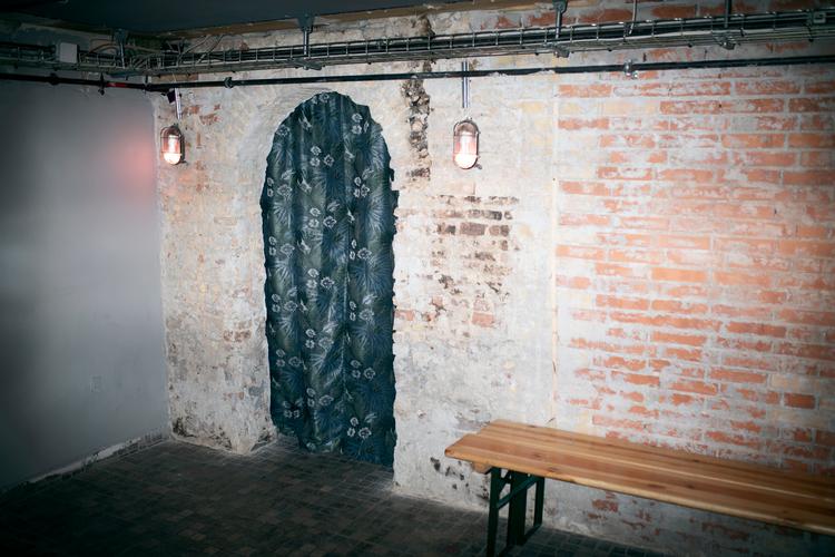 Ring på dørklokken,  træd ind og gå om bag klædet. Byen har fået en ny cocktailbar, der er inspireret af speakeasie-barer fra forbudstiden i USA. Foto: Jens Hartmann Schmidt/POLFOTO