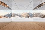Også indefra smelter hus og landskabets spejlinger sammen i Doug Aitkens Mirage Gstaad.  Foto: Torvioll Jashari