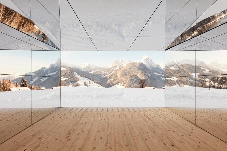 Også indefra smelter hus og landskabets spejlinger sammen i Doug Aitkens Mirage Gstaad.  Foto: Torvioll Jashari