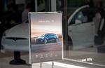 Teslas Model 3 vil fremover kun kunne købes på nettet. Det skal sænke prisen på elbilen og gøre den tilgængelig for flere. Foto: Saul Loeb/Ritzau Scanpix