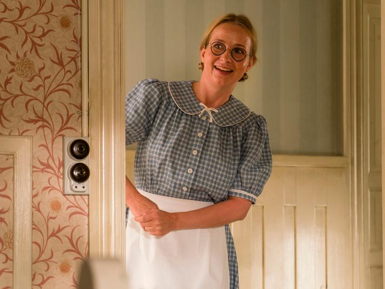 Ulla Vejby har gjort det godt i rollen som den godmodige og forstående Edith, der passede butikken i den tidligere stuepige Fies fravær.  PR-foto TV 2/Danmark