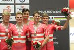 Lasse Norman (yderst til højre) sammen med fra venstre Julius Johansen, Niklas Larsen, Casper Folsach og Rasmus Lund Pedersen ved hyldestseancen under VM i Pruszków.

 Foto: Alik Keplicz/Ritzau Scanpix