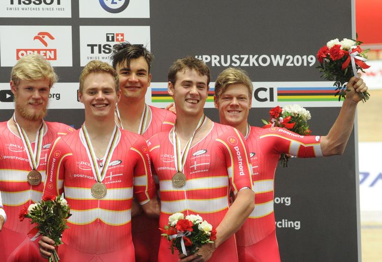 Lasse Norman (yderst til højre) sammen med fra venstre Julius Johansen, Niklas Larsen, Casper Folsach og Rasmus Lund Pedersen ved hyldestseancen under VM i Pruszków.

 Foto: Alik Keplicz/Ritzau Scanpix