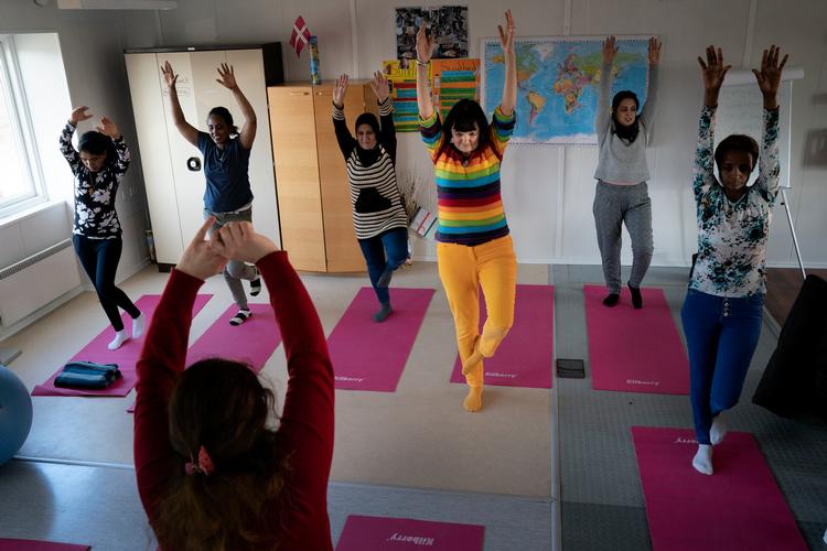 I dag bruger Linda Kragelund yoga til at lindre sine nervesmerter. Samtidig tager hun det med i sin undervisning. Her for at give sine kursister ro i hovedet.  Foto: Mads Nissen/POLFOTO