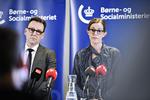 
    Departementschef i Børne- og Socialministeriet Jens Strunge Bonde og Børne- og socialminister Mai Mercado har offentliggjort to rapporter om svindlen i Socialstyrelsen. Foto: Philip Davali/Ritzau Scanpix