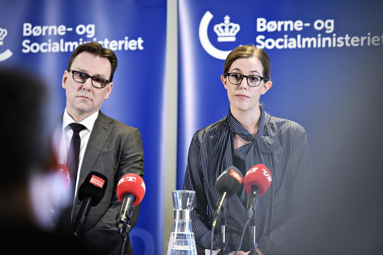 
    Departementschef i Børne- og Socialministeriet Jens Strunge Bonde og Børne- og socialminister Mai Mercado har offentliggjort to rapporter om svindlen i Socialstyrelsen. Foto: Philip Davali/Ritzau Scanpix