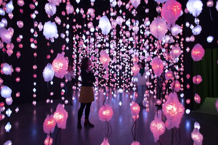 Det er vanskeligt ikke at lade sig forføre fuldstændig af Pipilotti Rists 'Pixelword (Motherboard)', der fylder en hel sal med bobler af lys i skiftende farver. Foto: Poul Buchard/Brøndum & Co 