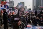 Højreorienterede demonstranter i Seoul i Sydkorea er utilfredse med præsidentens indsats i forbindelse med topmødet. 
 Foto: Ed Jones/Ritzau Scanpix