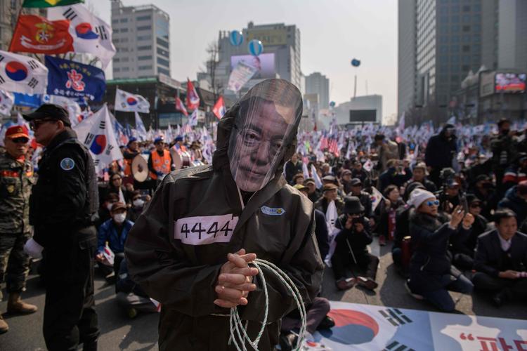Højreorienterede demonstranter i Seoul i Sydkorea er utilfredse med præsidentens indsats i forbindelse med topmødet. 
 Foto: Ed Jones/Ritzau Scanpix