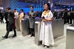 
Værtinder i nationaldragter står ved indgangen til Huaweis enorme stand til mobilmessen MWC i Barcelona. Kvinderne er fastansatte og rejser verden rundt for at promovere det kinesiske selskab.    Foto: Sebastian Stryhn