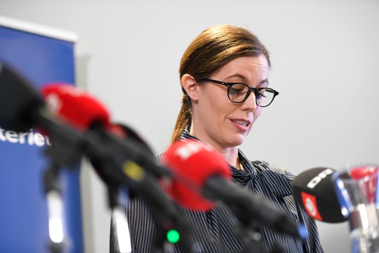Socialminister Mai Mercado (K) siger på et pressemøde, at hun ikke er tilfreds efter offentliggørelsen af rapport, der viser, at der ikke kan placeres tjenstligt ansvar for svindel i Socialstyrelsen. »Der har været rod og sjusk i en grad, hvor det ganske enkelt er pinligt«. Foto: Philip Davali/Ritzau Scanpix