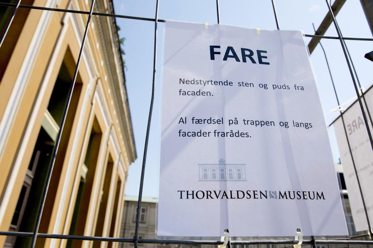 Der måtte stilles hegn op rundt om bygningen, da der var frygt for, at flere sandsten fra facaden kunne styrte ned.     Foto: Finn Frandsen/POLFOTO