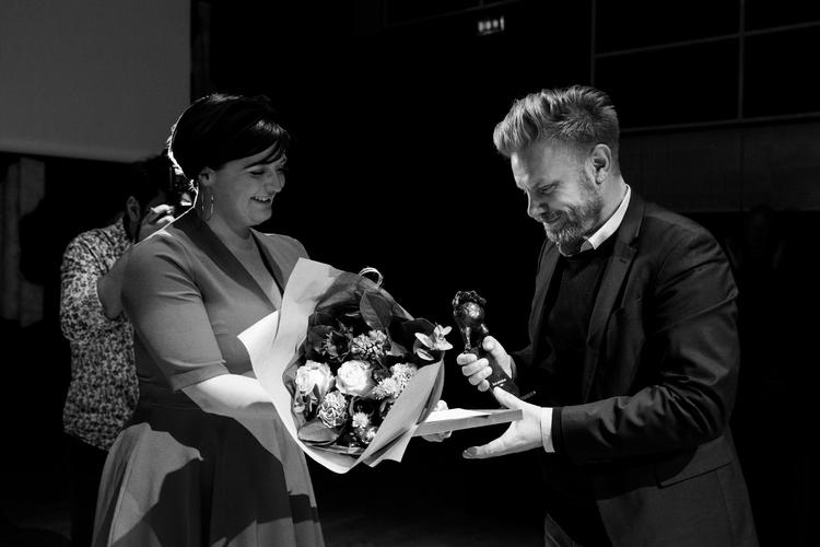 Freelancer Bax Lindhardt modtager prisen for årets pressefoto i Den Sorte Diamant i København.   Foto: Emma Sejersen/POLFOTO