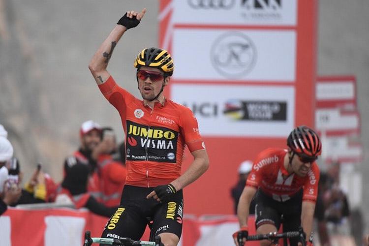 Primoz Roglic jubler, mens Tom Dumoulin ærgrer sig efter den spændende bjergfinale på 6. etape i UAE Tour. Foto: LaPresse/Ferrari-Paolone. 