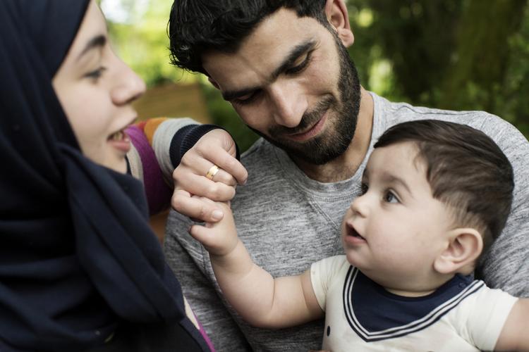 Det syriske ægtepar Rimaz Alkayal og Alnour Alwan kom i 2015 til Danmark og var på det tidspunkt 17 og 26 år. De blev efterfølgende skilt ad med tvang som et generelt indgreb mod såkaldte barnebrude. Tvangsadskillelsen blev ophævet i 2016. Parret bor i landsbyen Glud med deres søn Mohamme Foto: Tor Birk Trads