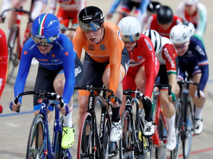 Amalie Dideriksen måtte nøjes med sjettepladsen i omnium, hvor feltet i det afsluttende pointløb her føres af den italienske sølvvinder Letizia Paternoster foran den hollandske guldvinder Kirsten Wild.
 Foto: Kacper Pempel/Ritzau Scanpix